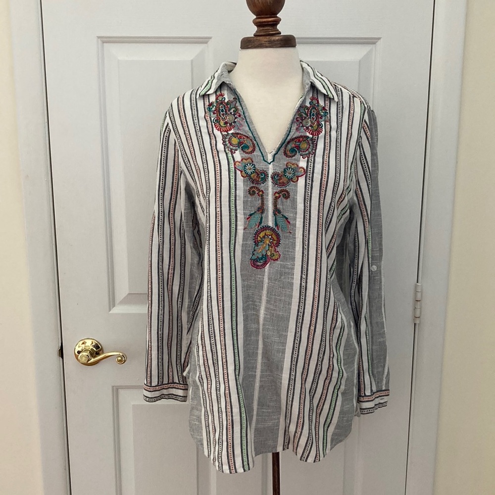 EUC Brookhaven Aruba High low embroidered tunic